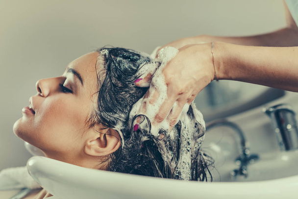 Kadeřník mytí vlasů v kadeřnictví - Fotografie, Obrázek