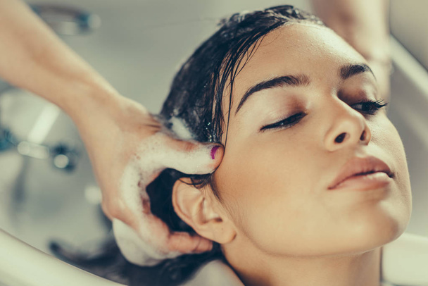 hairdresser Washing hair in hair salon - Foto, Bild