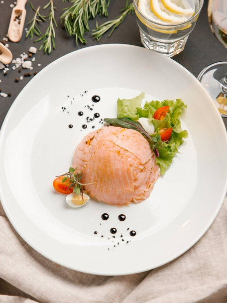 Ensalada con salmón servida con huevos de codorniz, tomates cherry y lechuga
  - Foto, Imagen