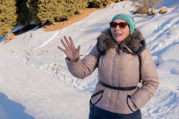 Žena 50 let turistiku v horách v zimě, Almaty, Ka - Fotografie, Obrázek