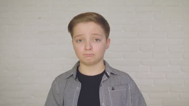 Emozioni infantili, ritratto di un ragazzo concepito e serio che guarda la macchina fotografica. 4K
 - Filmati, video