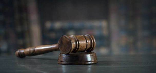 Νόμου και της δικαιοσύνης σύμβολα σε αίθουσα του Δικαστηρίου - Φωτογραφία, εικόνα