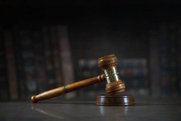 Символы закона и справедливости в зале суда
 - Фото, изображение