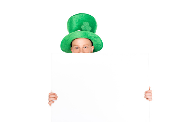skřítek v zeleném obleku drží prázdné cedulky, izolované na bílém - Fotografie, Obrázek