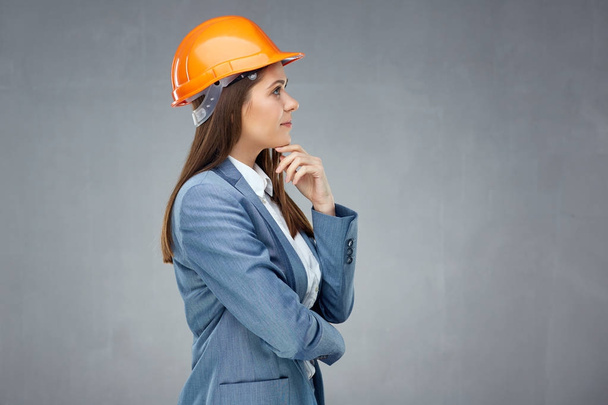 Mujer arquitecto constructor usando proteger el casco mirada con éxito
 - Foto, imagen