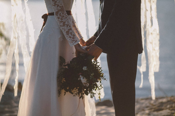 Married couple holding hands on coastline - Fotografie, Obrázek