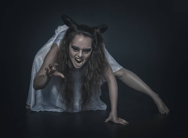 Ужасный кричащий призрак с рогами в темноте
  - Фото, изображение