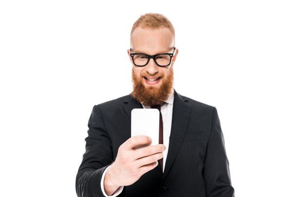 jeune homme d'affaires souriant dans les lunettes en utilisant smartphone isolé sur blanc
 - Photo, image