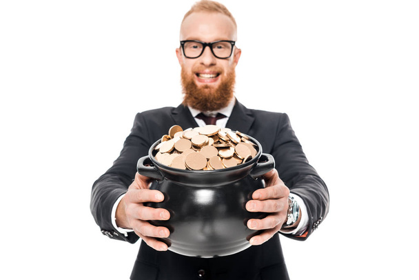 крупним планом бородатий бізнесмен в окулярах тримає горщик із золотими монетами ізольовані на білому
 - Фото, зображення