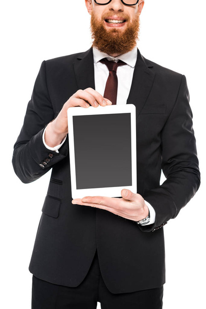 recortado disparo de hombre de negocios barbudo sosteniendo tableta digital con pantalla en blanco aislado en blanco
 - Foto, Imagen