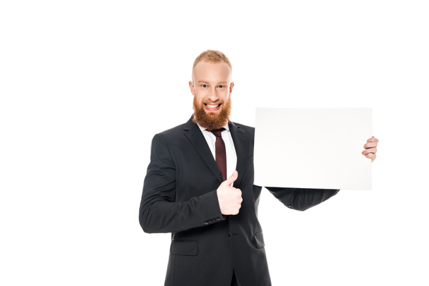 bärtiger Yung Geschäftsmann mit leerem Banner und erhobenem Daumen auf weißem Hintergrund - Foto, Bild
