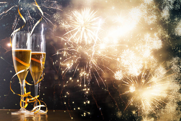 два бокала шампанского с лентами против праздничных огней и fi
 - Фото, изображение