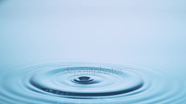 Kroplę wpływ wody na powierzchni wody w zwolnionym tempie - High Speed - Materiał filmowy, wideo