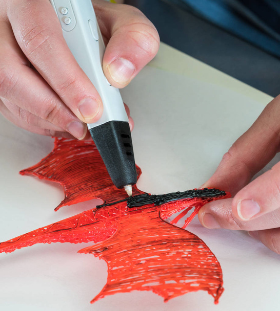 3-D εκτύπωση στυλό δημιουργώντας ένα σχήμα Δράκου - Φωτογραφία, εικόνα