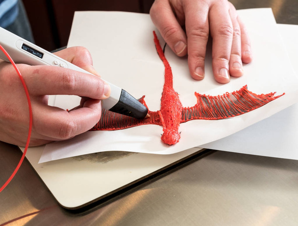 Megteremti a sárkány alakú 3D-s nyomtatás toll - Fotó, kép