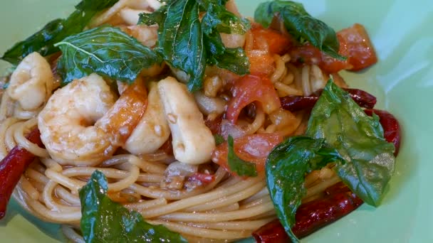 Vynikající špagety s pikantní krevety na bílé plotně  - Záběry, video