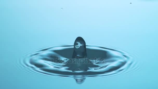 Damla su etkisi yavaş - yüksek hızlı bir su yüzeyinde - Video, Çekim