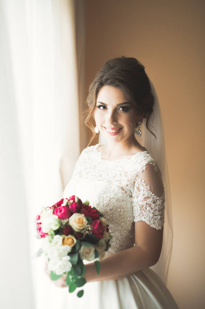 Portrait of beautiful bride with fashion veil at wedding morning - Foto, Imagem