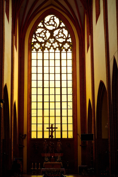 Impresionante hermosa luz del atardecer a través de una antigua ventana de iglesia gótica medieval en Europa
. - Foto, Imagen