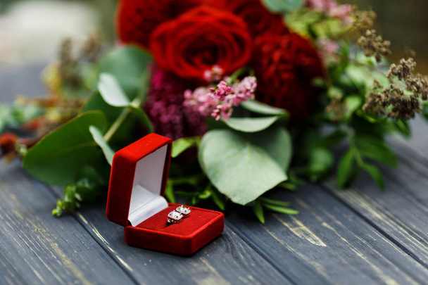 wedding offer with roses and wedding ring - Фото, зображення