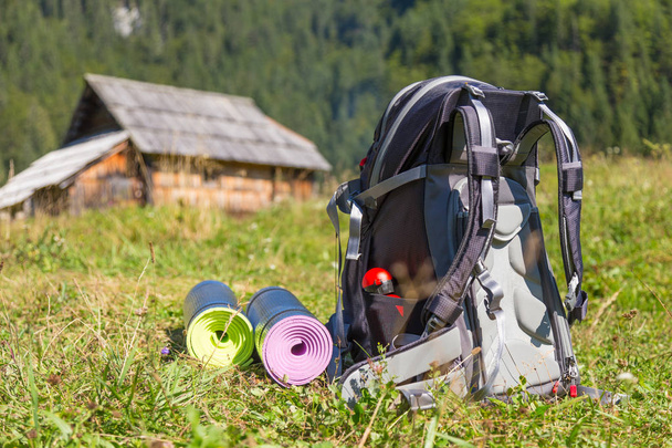 Mochila y colchonetas de yoga en el prado de montaña
. - Foto, Imagen