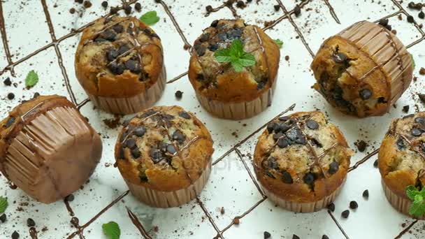 lahodné domácí muffiny s kapkami čokolády  - Záběry, video