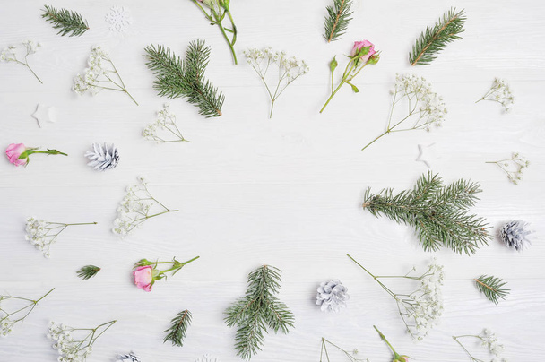 Макет рождественской композиции. Рождественские цветы, сосновые шишки, еловые ветки на деревянном белом фоне с местом для текста. Плоский, вид сверху
 - Фото, изображение