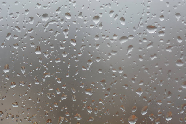 Vízcseppek ablakában a város elmosódott háttér - Fotó, kép