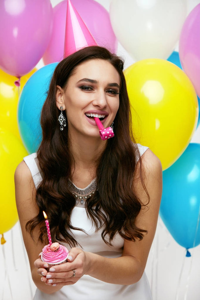 Oslava narozenin. Happy krásná žena slaví s balónky - Fotografie, Obrázek