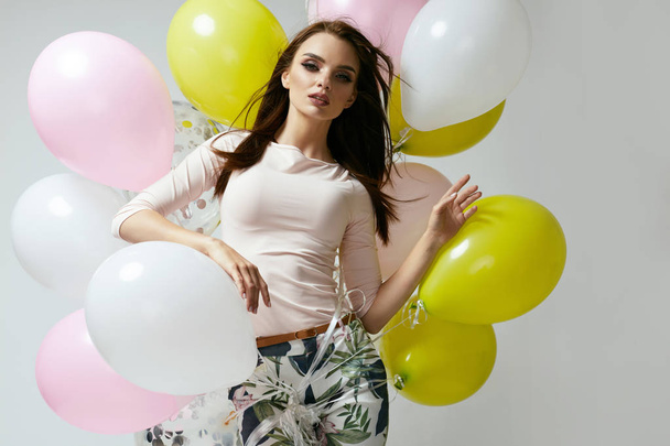 Fashion Woman. Beautiful Female In Fashion Clothes With Balloons - Foto, Imagem