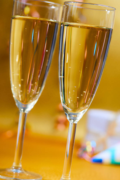 verres à vin avec champagne froid sur fond flou, concept de vacances
   - Photo, image