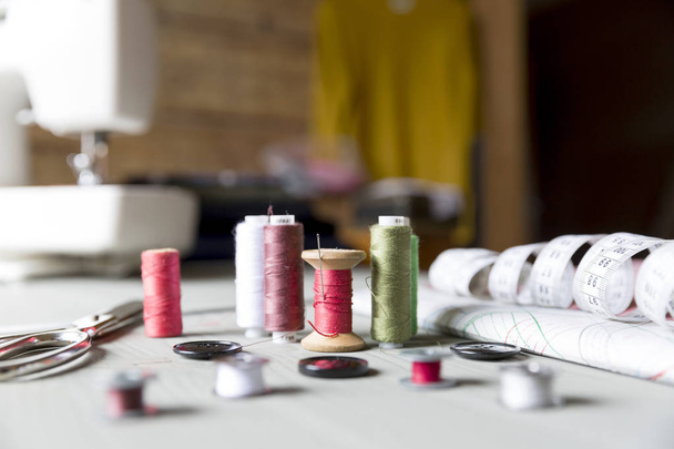 costura, costura en la máquina de coser, suministros de costura, colores s
 - Foto, imagen
