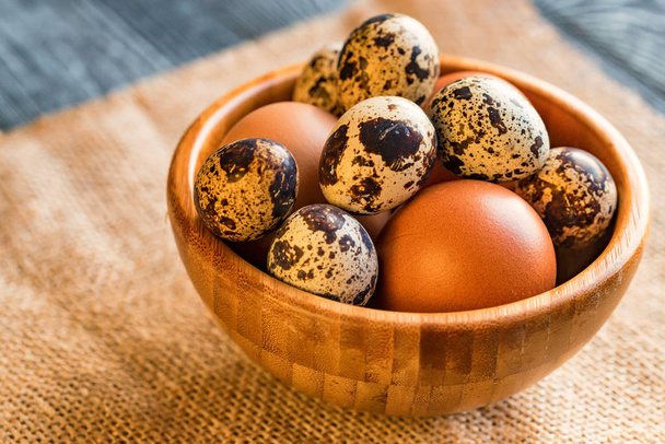 Свежие яйца фермы на деревенском фоне
 - Фото, изображение