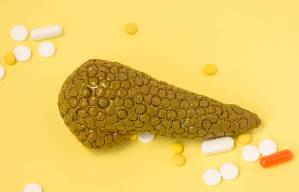 薬と膵臓.膵臓疾患の薬物治療のコンセプト写真: 膵炎、糖尿病、酵素の不足、錠剤、カプセル薬による消化不良 - 写真・画像
