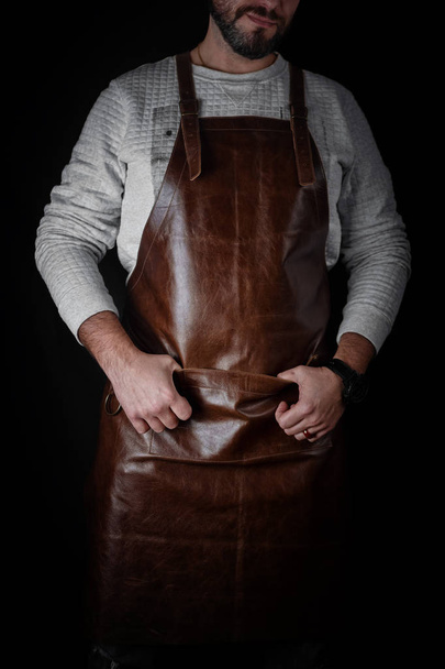 Un homme dans un tablier en cuir
 - Photo, image