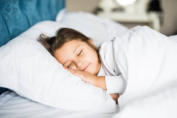 Dolce bambina dorme nel suo letto a casa, da vicino
 - Foto, immagini