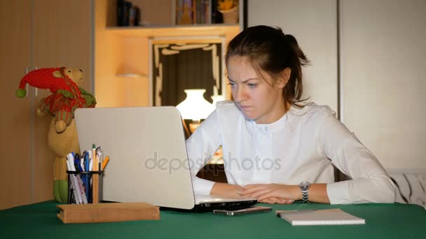 Journalistin kann keinen guten Artikel schreiben, durch den sie sehr wütend und nervös ist. junge Frau druckt auf Laptop, dann wirft sie das Notizbuch weg und beruhigt sich, umarmt den Teddybär. - Filmmaterial, Video