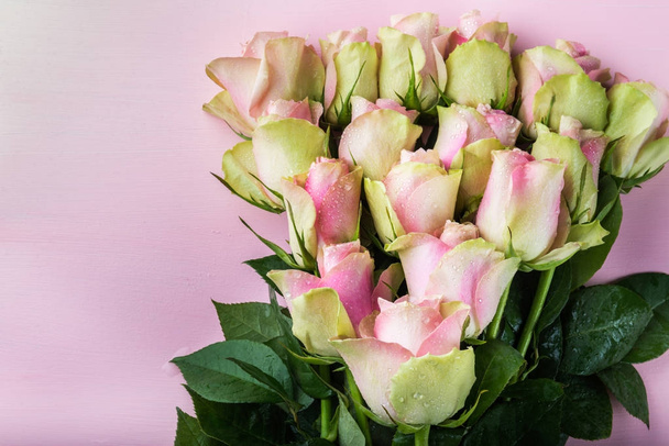Όμορφη μάτσο δύο χρωματιστά τριαντάφυλλα - Φωτογραφία, εικόνα