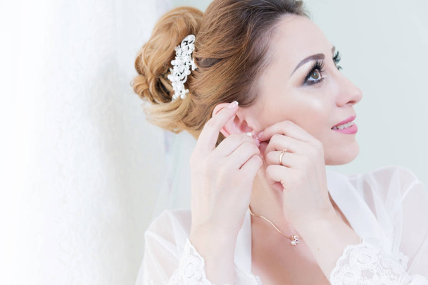 Close-up portrait of a beautiful bride in the morning during a wedding ceremony. - 写真・画像