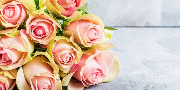 Hermoso ramo de dos rosas de colores
 - Foto, Imagen