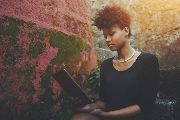 Μαύρο κορίτσι με ψηφιακή δισκίο σε εξωτερικούς χώρους - Φωτογραφία, εικόνα