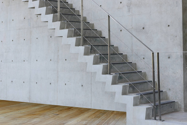 Escalier en béton avec mur en béton et plancher en bois hors du bâtiment
 - Photo, image