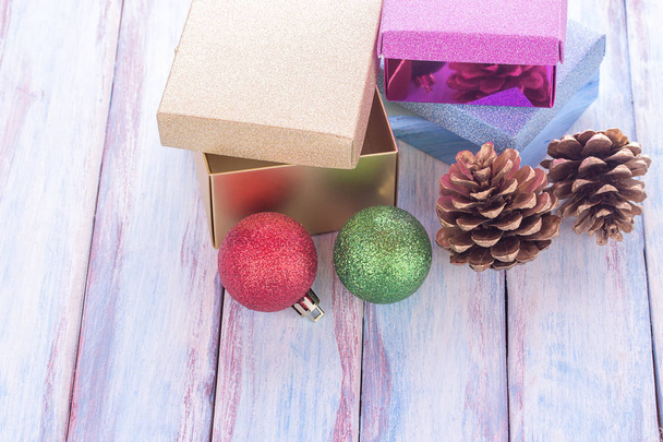 上のクリスマスと幸せな新年ギフト ボックスとタグに赤いリボン - 写真・画像