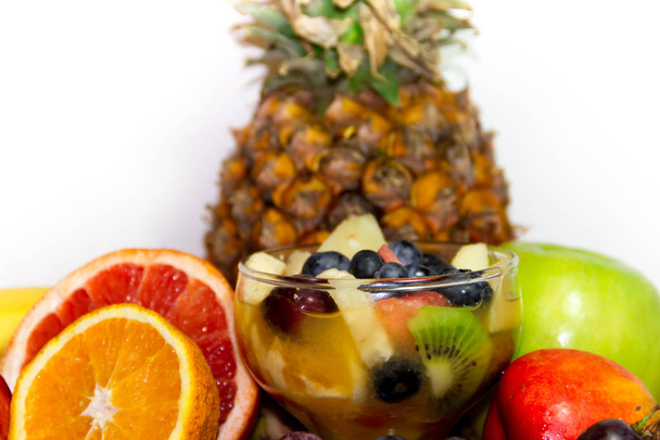 Zdravá snídaně s čerstvým ovocem a džusy sušeného ovoce, smoothie a ovocné saláty - Fotografie, Obrázek