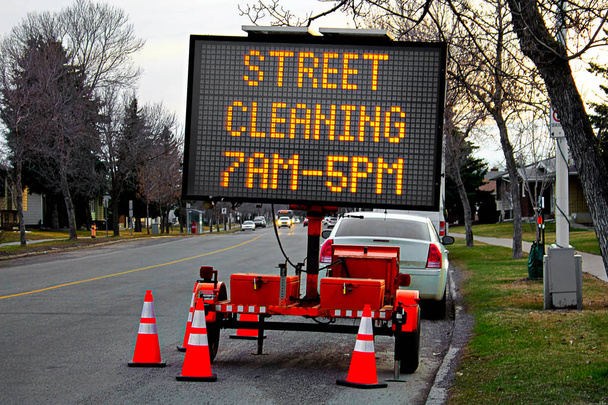 Un panneau d'affichage de nettoyage de rue avec des temps au printemps
 - Photo, image