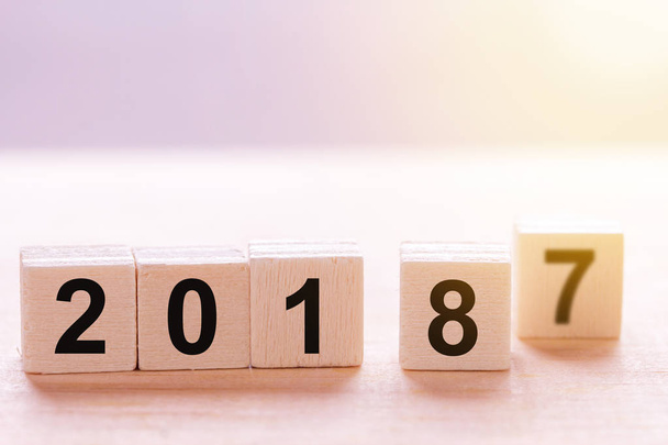 Lähikuva puinen numero lohko muutos 2017 jotta 2018 puupöydällä w
 - Valokuva, kuva