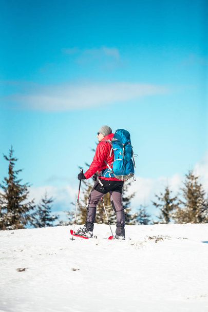 Альпініст в зимових горах
. - Фото, зображення