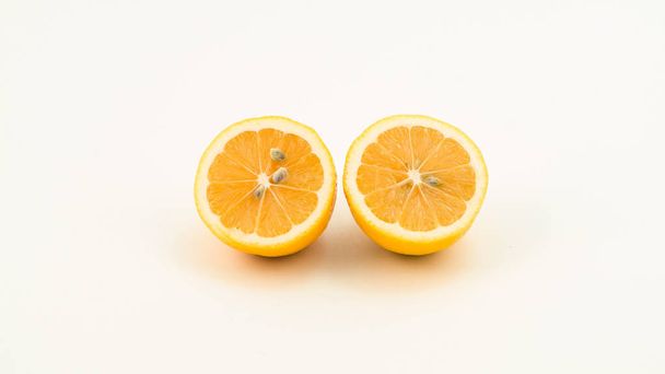 Twee helften van een gesneden citroen. - Foto, afbeelding