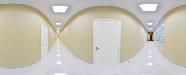 Sférické 360 stupňů panoramatickou projekcí, panorama v interiéru prázdné dlouhé chodby s dveřmi a vchody do různých místností. - Fotografie, Obrázek