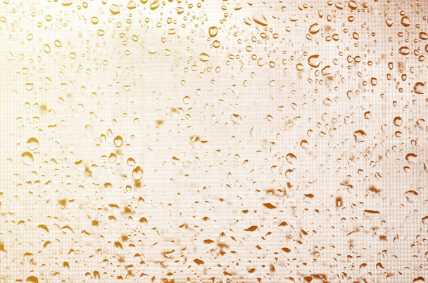 Imagen de fondo de gotas de lluvia en una ventana de vidrio, que está protegida por una mosquitera. Fotografía tonificada con poca profundidad de campo
 - Foto, imagen